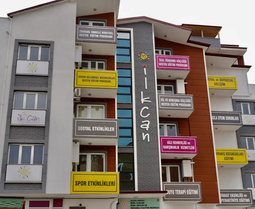 Kurumumuzun Derince'deki binası; cephesinde destek eğitim programlarımızın tabelaları yer alıyor.
